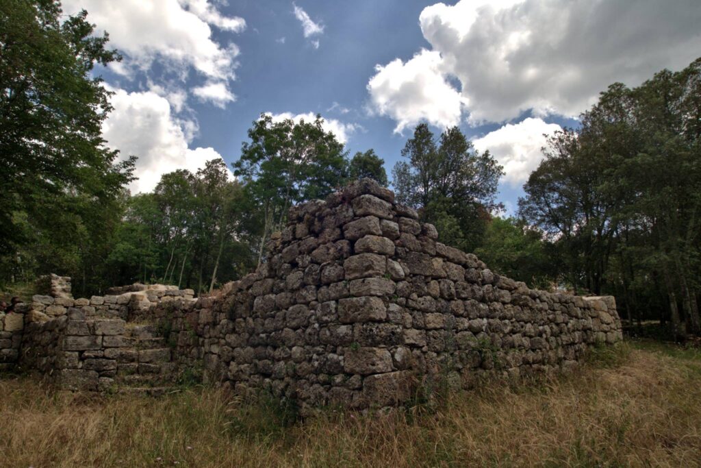 Castelvecchio, le rovine della città fortificata